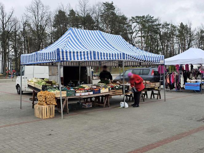 Pustki na targowisku w Nowej Dębie