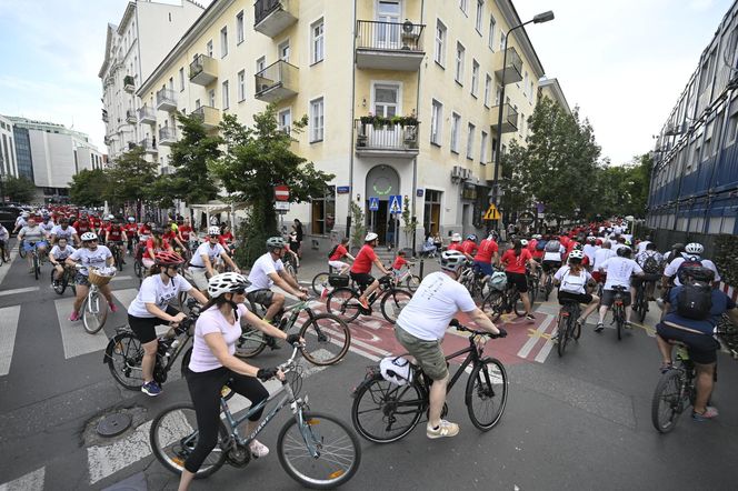 Biało-czerwonym peletonem rowerzyści uczcili Powstanie Warszawskie 
