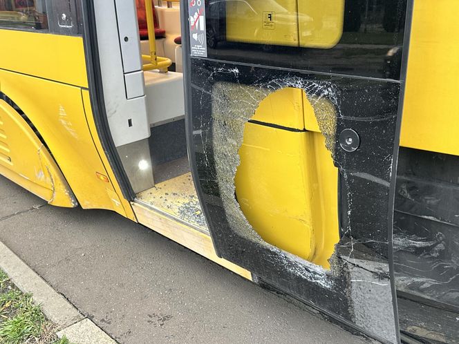 Tramwaj uderzył w busa na Annopolu. Poważny wypadek, motorniczy ranny