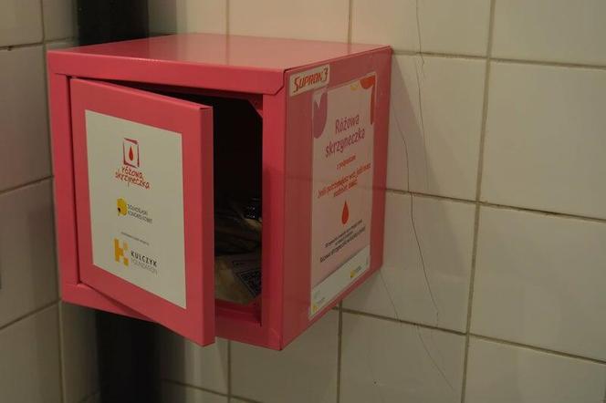 Różowa skrzynka, a w niej – podpaski i tampony. W siedzibie Rady Miasta w Gdańsku można skorzystać z darmowych środków higienicznych