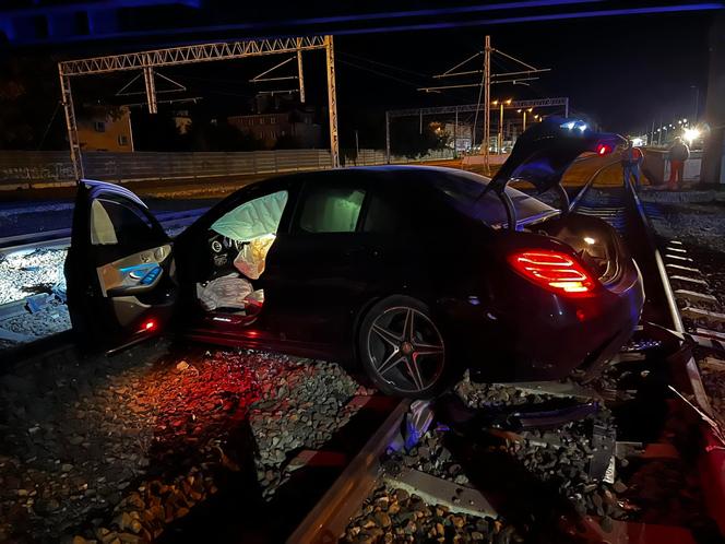 Auto huknęło w ogrodzenie, wypadł z niego silnik. "Kierowca bez oznak życia"