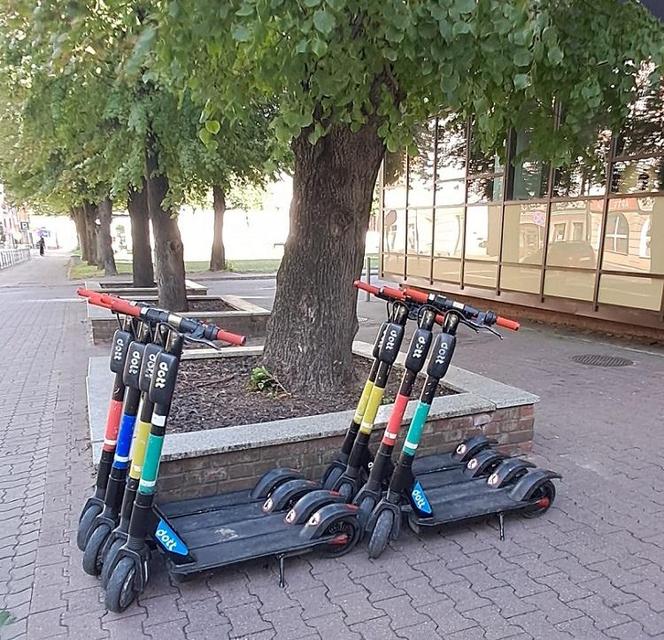 Policjanci z Braniewa pouczają, jak korzystać z hulajnóg elektrycznych