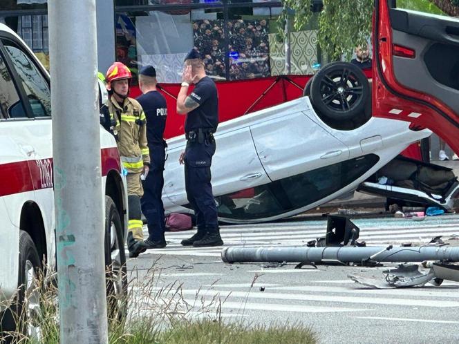 Wypadek na Mokotowie. Auto dachowało i wpadło w grupę ludzi! Są ciężko ranni