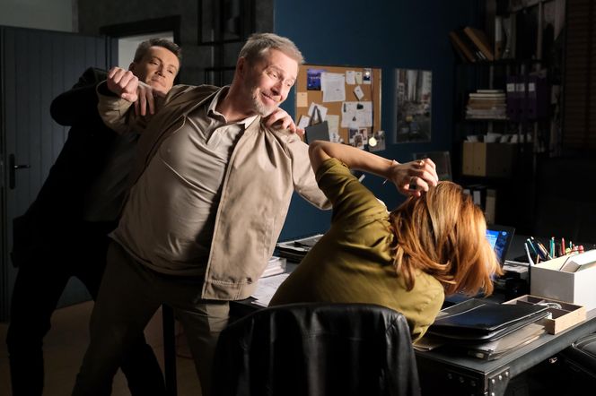 M jak miłość odc. 1874 po wakacjach. Kama (Michalina Sosna), Brzeziński (Grzegorz Kowalczyk), Jakub Karski (Krzysztof Kwiatkowski)