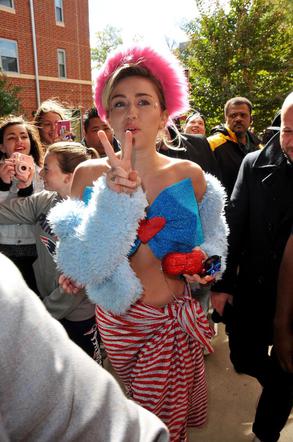 Miley Cyrus z kokardą na piersiach