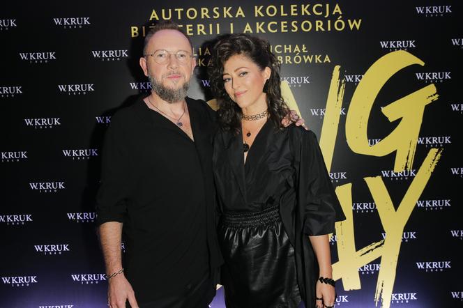 Córka Natalii Kukulskiej z gołym brzuchem i chłopakiem zadaje szyku na ściance. Podobna do mamy? "Show-biznes znają od podszewki"