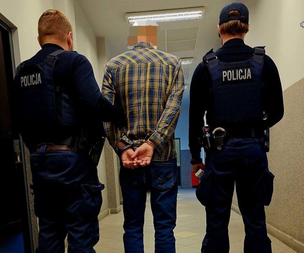 Chcieli pomóc jego matce. Wtedy 54-latek rzucił się na ratowników z pięściami