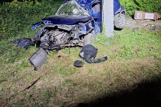 Tragedia pod Tarnowem. Nie żyje 18-letni kierowca. Roztrzaskał się o słup energetyczny 