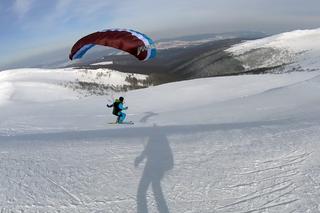 Bieszczady: Latanie na nartach i jazda pod górę. Snowgliding coraz bardziej popularny [AUDIO]