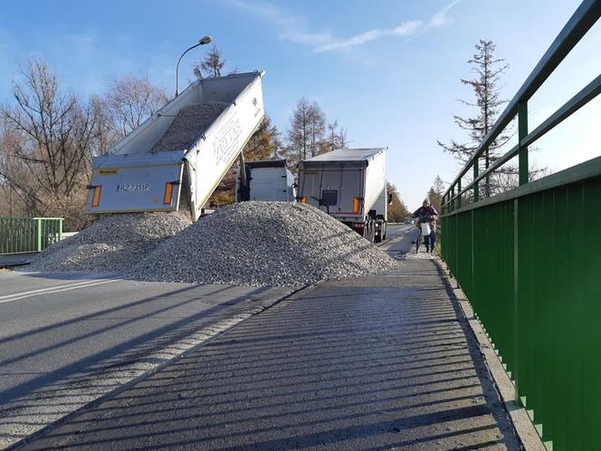 Stan zamkniętego mostu w Ostrowie był TRAGICZNY. Świadczą o tym zdjęcia