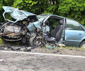 Czołowe zderzenie dwóch auta. Zginęły dwie osoby