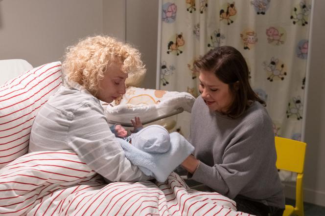 Na Wspólnej, odc. 2838. Beata (Katarzyna Ptasińska), jej syn (Julian Duliński), Małgorzata Maślikowska (Anna Rokita)