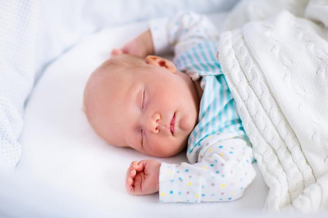 Śpiworek niemowlęcy czy kołderka dla niemowlaka? Czym najlepiej przykryć dziecko?