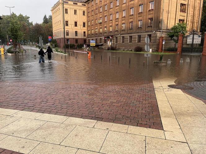  Łódź zalana po ulewie. Ulicami popłynęły strumienie wody [ZDJĘCIA]