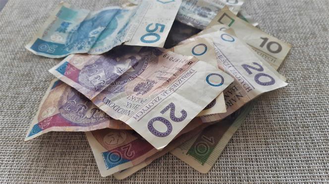 Seniorka straciła 45 tys. złotych. Oszust udawał policjanta