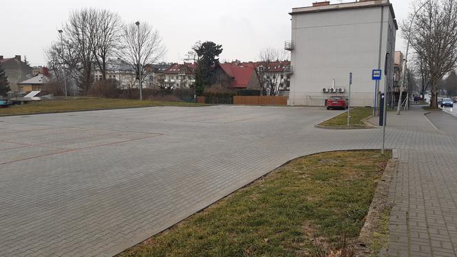 Parking przy Pałacu Młodzieży w Tarnowie świeci pustkami