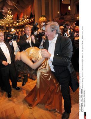 Ruby - kochanka Berlusconiego lansuje się na balu w Operze Wiedeńskiej