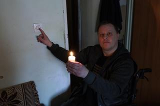 Niepełnosprawny mężczyzna musi grzać się przy świecach 