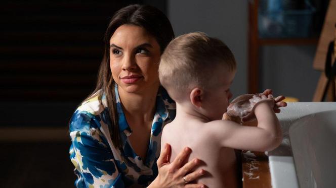 M jak miłość odc. 1803. Borysek (Tymon Szkopek), Aneta (Ilona Janyst)