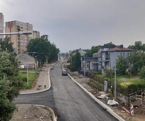 Jest już nowy asfalt i chodniki.  Widać koniec remontu ulicy Nawojowskiej!