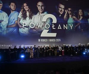  Maja Hyży na premierze Powołany 2. Białe kozaczki i czerwony dres