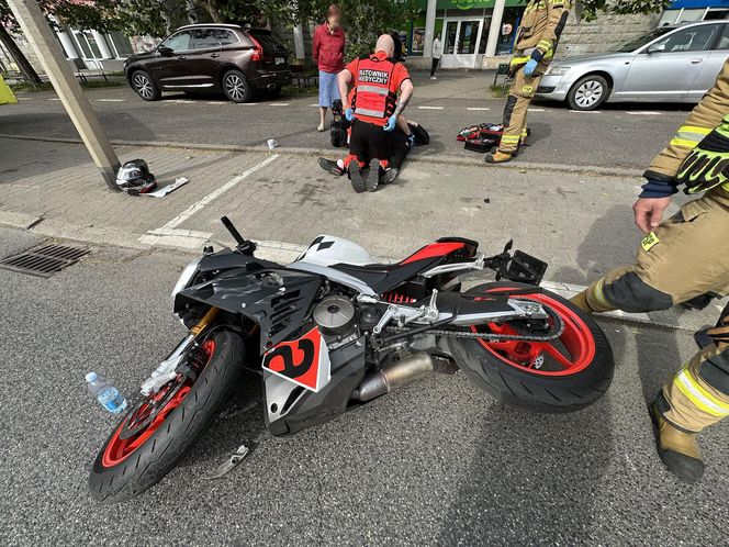 Motocyklista zderzył się z oplem i walnął w forda. Poważny wypadek na Pradze-Północ kont. Warszawa