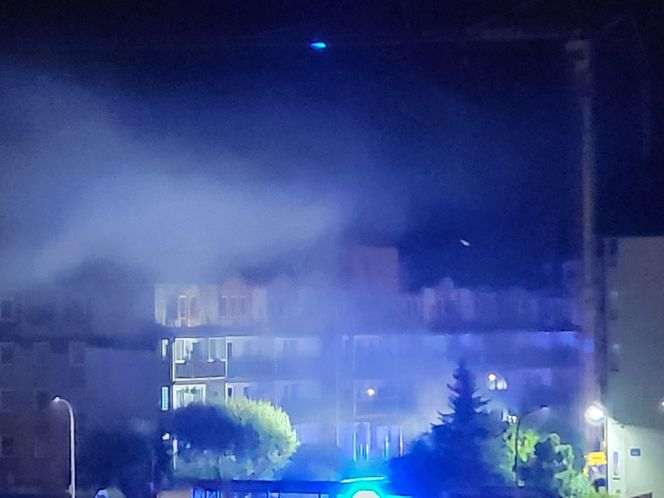 Kłęby dymu nad blokiem, który spłonął w Ząbkach. Co się stało?