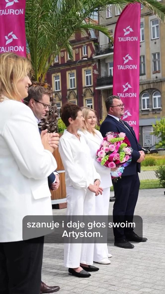 Gigantyczny złoty "lajk" stanął w centrum Gliwic. Zainaugurowano festiwal Biennale Gliwice
