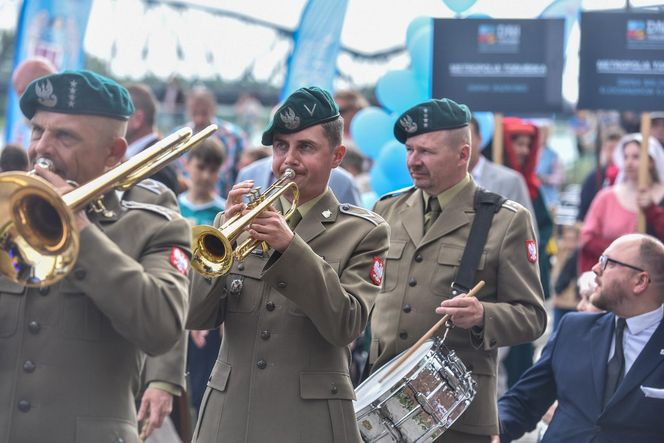 Kolorowa parada na otwarcie Dni Torunia. Przeszła przez serce toruńskiej starówki