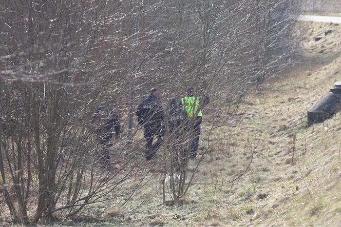 Zabójstwo małżeństwa w Ostródzie. Policyjne poszukiwanie przy poligonie