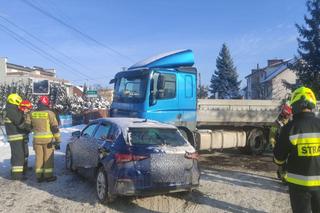Wola Rzędzińska. Zderzenie ciężarówki z osobowym audi