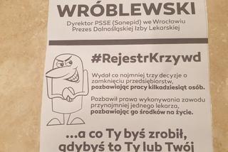 Lekarz z Wrocławia ZAATAKOWANY przez antyszczepionkowców. Sprawę zbada prokuratura 