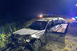 Z wody wystawały tylko koła