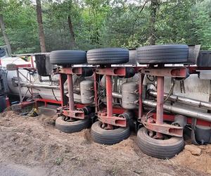 Słodki transport w rowie. Niedaleko Góry tir z cysterną czekolady wpadł do rowu
