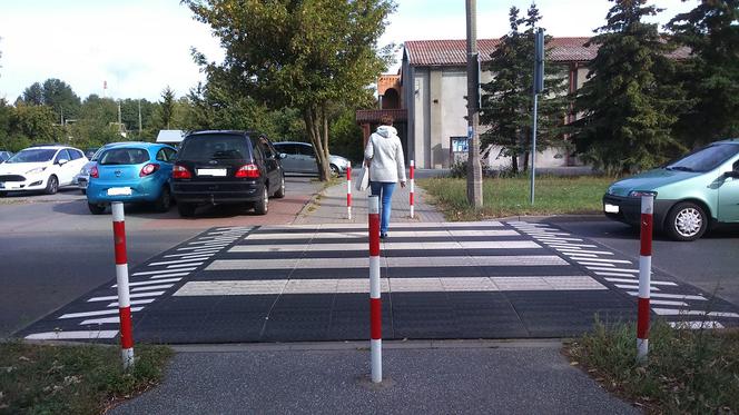 W Toruniu pojawiły się wyniesione przejścia dla pieszych. Sprawdziliśmy jak działają!