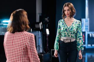 Na Wspólnej odc. 3664. Roma Lenarska (Julia Kamińska), Marta (Joanna Jabłczyńska)