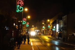 Iluminacja świąteczna Sępólna Krajeńskiego została powieszona do góry nogami.