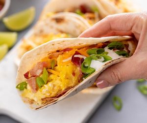 Smażę jajka i zawijam w ten meksykański placek. To szybki przepis na energetyczne śniadanie 