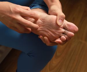 Dokuczliwy objaw chorej wątroby. Pojawia się na stopach