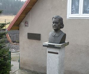 Niezwykła wieś na Warmii tylko 8 km od Olsztyna. Wyróżnia ją charakterystyczny układ budynków