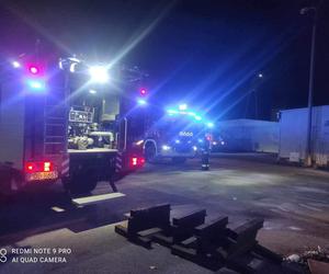 Wielkopolskie/ 12 zastępów straży gasiło pożar hali magazynowej w Obornikach