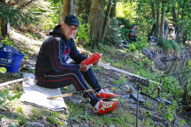 Jacek Rozenek z żoną i trzema "bestiami", syn Łącz bez koszulki, a Jarosińska - nieprzyzwoicie... skromna. Aktorzy łowią!