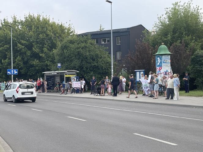 Protest mieszkańców przeciwko wycince drzew pod budowę linii tramwajowej do Mistrzejowic.