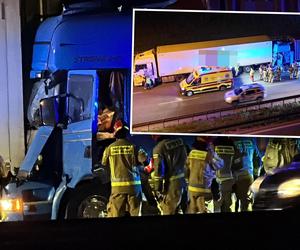 Wypadek na trasie S8 w Warszawie. Zderzyły się dwa tiry i osobówka, kierowca został ranny
