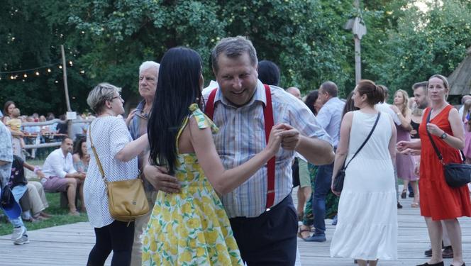 Sielanka na parkiecie w Muzeum Wsi Lubelskiej pod gołym niebem! Za nami kolejna potańcówka w rytmie miejskiego folkloru z Warszawy i Lwowa