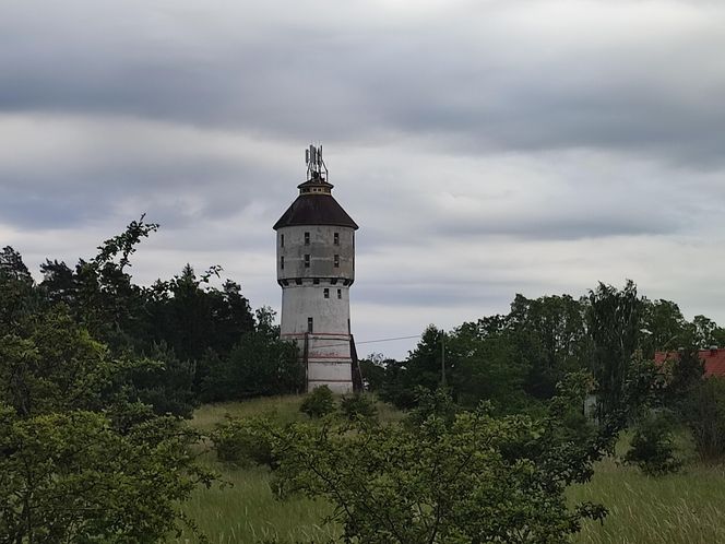 Prawie jak dom Muminków. Zabytkowa wieża na Mazurach zachwyca
