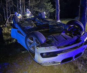 Straszliwe dachowanie na DK 10! W środku pojazdu były dzieci