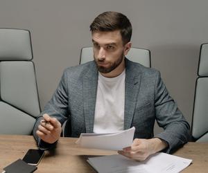 Czy szef może dzwonić w wolny dzień? Prawie jedna czwarta Polaków dostaje wiadomości po pracy od swoich przełożonych! 