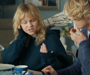 Barwy szczęścia, odcinek 3190. Emilka (Jessica Frankiewicz), Małgorzata (Adrianna Biedrzyńska), Malwina (Joanna Gleń)