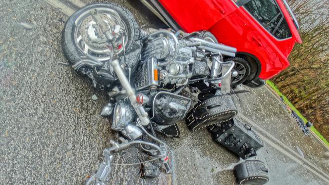 Masakra pod Łosicami. Motocyklista roztrzaskał się o toyotę. Nie żyje